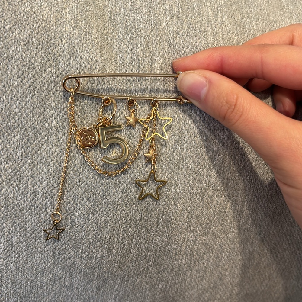Gold Star NO.5 Charm Brooch - Picture 2 of 2